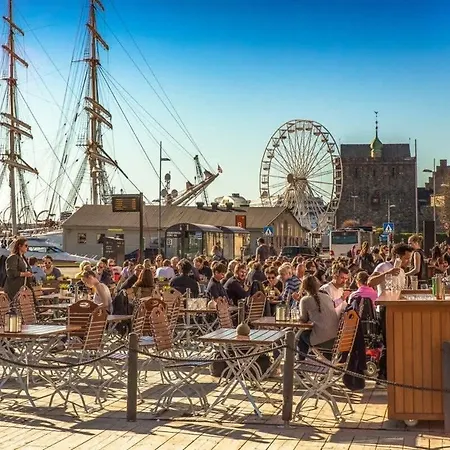 Dinbnb I Mid-city Luxury With Mini Balcony And Smart Tv & Sound System بيت للعطل برغن