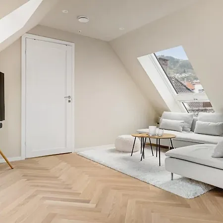 Dinbnb I Mid-city Luxury With Mini Balcony And Smart Tv & Sound System *