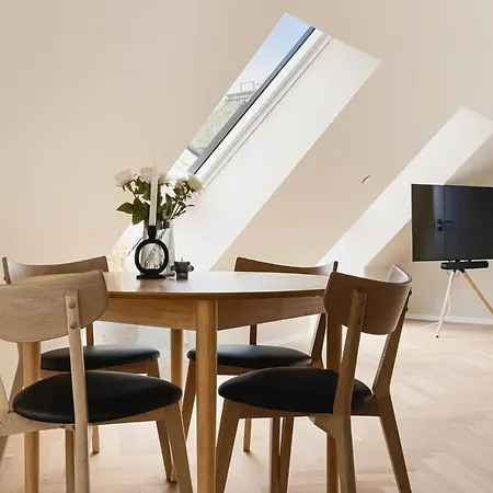 Dinbnb I Mid-city Luxury With Mini Balcony And Smart Tv & Sound System