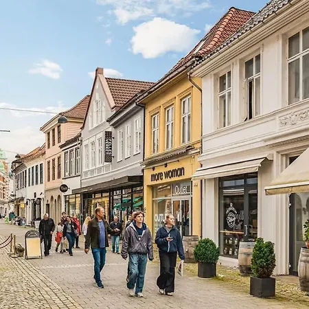 Dinbnb I Mid-city Luxury With Mini Balcony And Smart Tv & Sound System Bergen