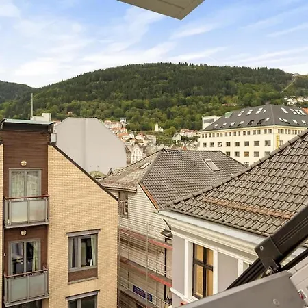 Dinbnb I Mid-city Luxury With Mini Balcony And Smart Tv & Sound System * Bergen