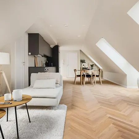 Dinbnb I Mid-city Luxury With Mini Balcony And Smart Tv & Sound System