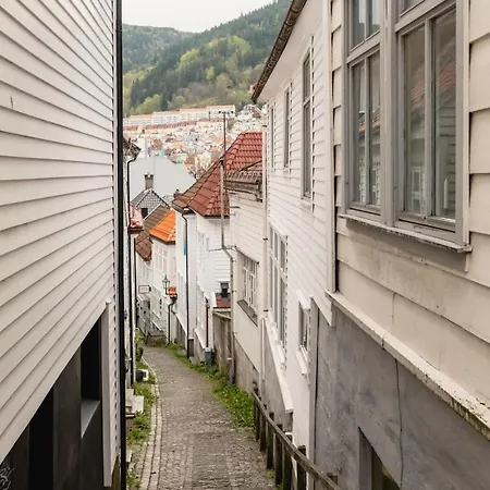 Dinbnb I Mid-city Luxury With Mini Balcony And Smart Tv & Sound System