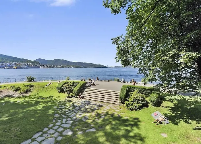 Dinbnb I Mid-city Luxury With Mini Balcony And Smart Tv & Sound System