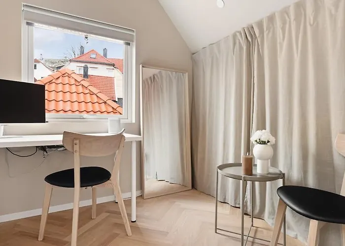 Dinbnb I Mid-city Luxury With Mini Balcony And Smart Tv & Sound System Holiday home *