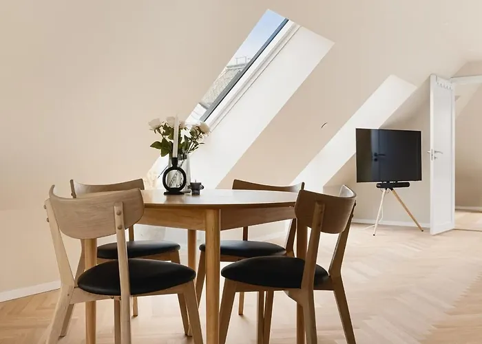 Dinbnb I Mid-city Luxury With Mini Balcony And Smart Tv & Sound System