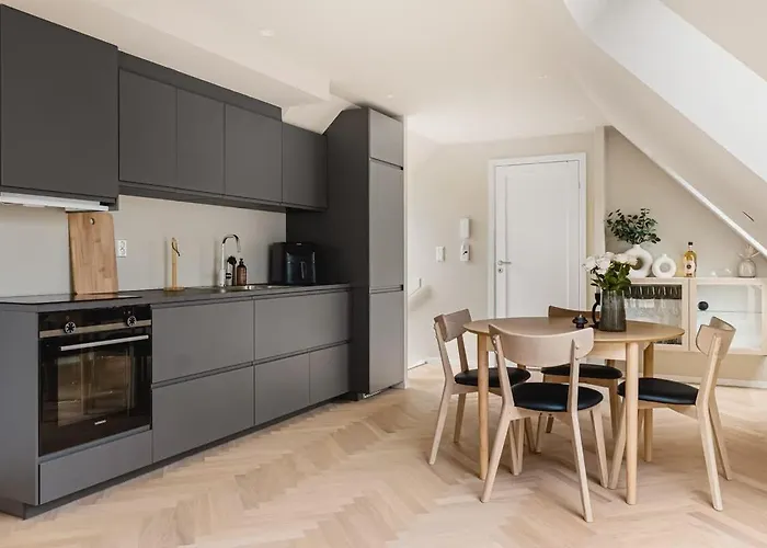 Дом отдыха Dinbnb I Mid-city Luxury With Mini Balcony And Smart Tv & Sound System *