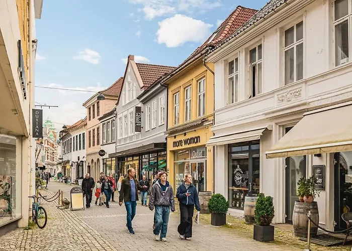 Dinbnb I Mid-city Luxury With Mini Balcony And Smart Tv & Sound System Bergen