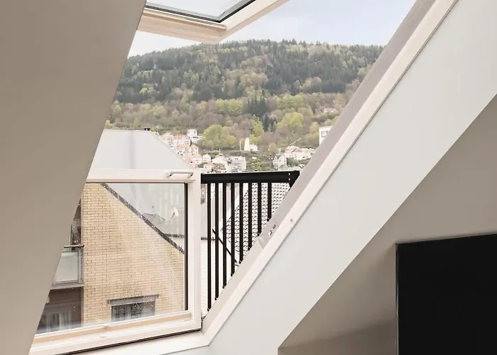 Dom wakacyjny Dinbnb I Mid-city Luxury With Mini Balcony And Smart Tv & Sound System