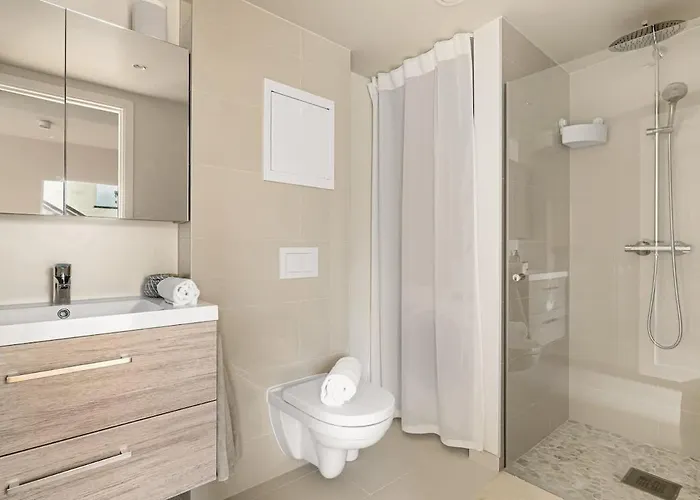 Dinbnb I Mid-city Luxury With Mini Balcony And Smart Tv & Sound System Holiday home *