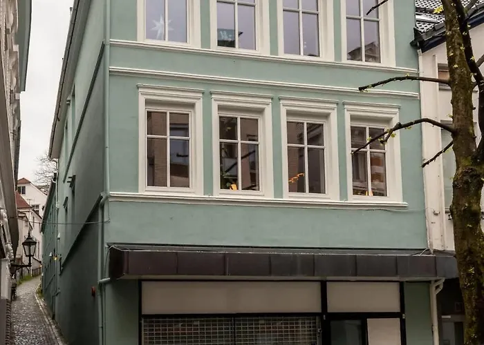 Dinbnb I Mid-city Luxury With Mini Balcony And Smart Tv & Sound System * Bergen