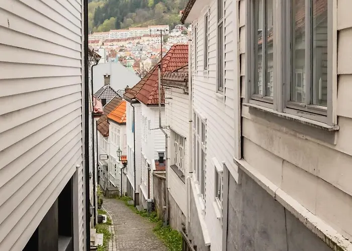 Dinbnb I Mid-city Luxury With Mini Balcony And Smart Tv & Sound System