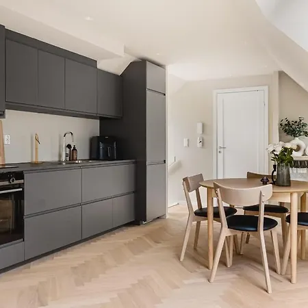 Feriehus Dinbnb I Mid-city Luxury With Mini Balcony And Smart Tv & Sound System *