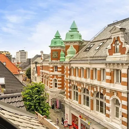 Dinbnb I Mid-city Luxury With Mini Balcony And Smart Tv & Sound System Feriehus Bergen