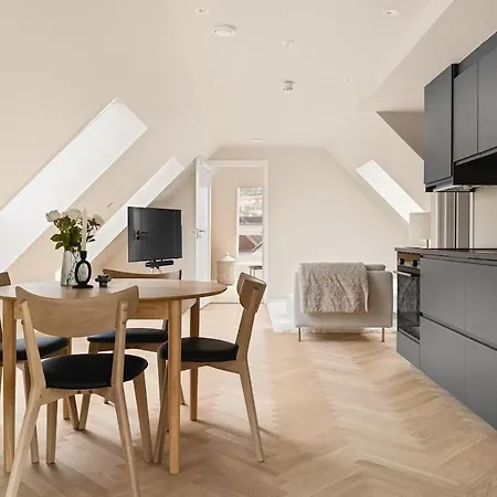 Feriehus Dinbnb I Mid-city Luxury With Mini Balcony And Smart Tv & Sound System Bergen