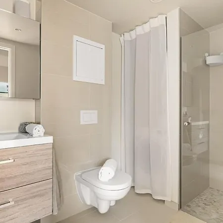 Dinbnb I Mid-city Luxury With Mini Balcony And Smart Tv & Sound System Feriehus *