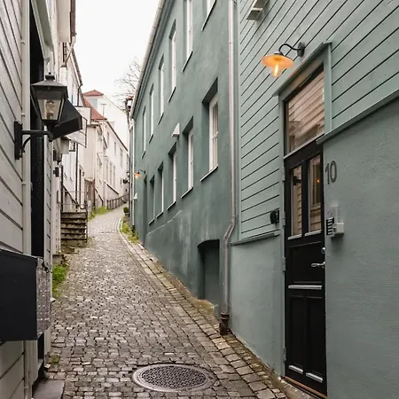 Feriehus Dinbnb I Mid-city Luxury With Mini Balcony And Smart Tv & Sound System